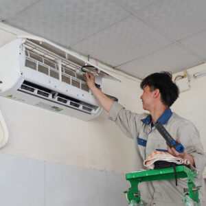 Hình ảnh kỹ thuật viên đang kiểm tra điều hòa